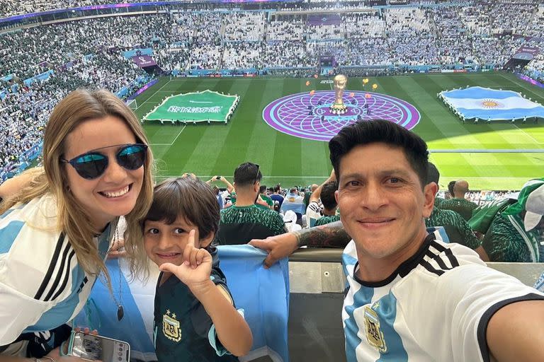 Germán Cano, goleador de Fluminense, alentando a Argentina con la familia