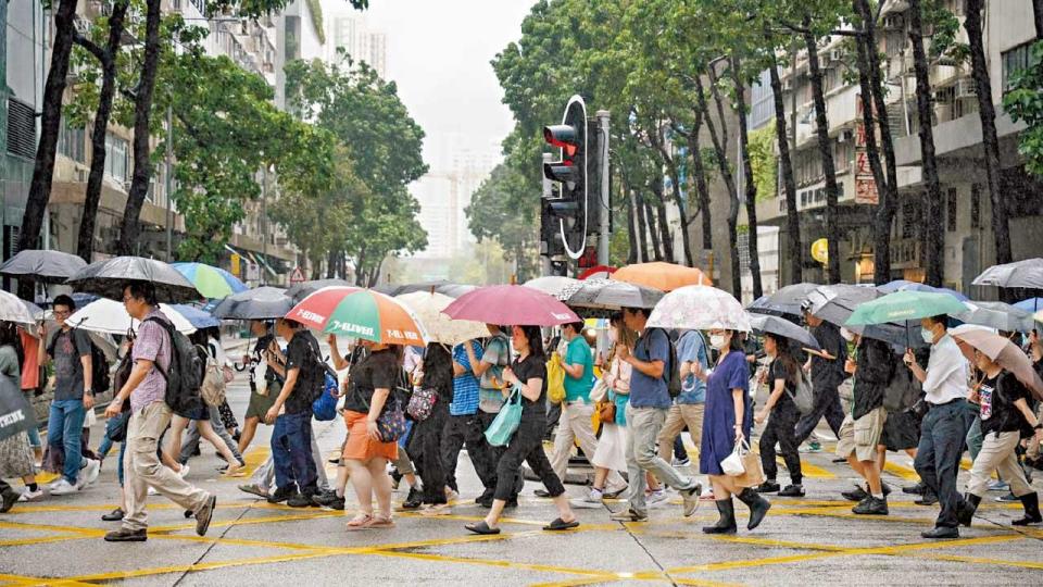 小犬襲港｜16,000旅客滯機場無車搭 機管局：日後與運輸署商討交通安排