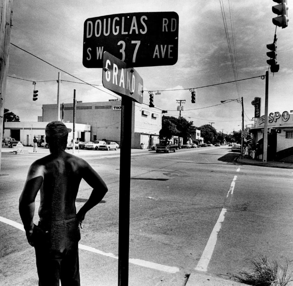 Una vista de la intersección de Douglas Road y Grand Avenue, en el apogeo de la sección históricamente afroamericana de Coconut Grove en Miami, muestra el Tikki Club justo después de la señal de la calle a la izquierda y Gill's Spot a la derecha. Joe Rimkus, Jr Miami Herald
