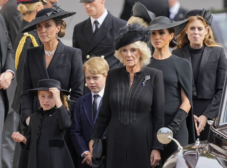 Kate, Camilla y Meghan junto a otros miembros de la realeza, durante el funeral