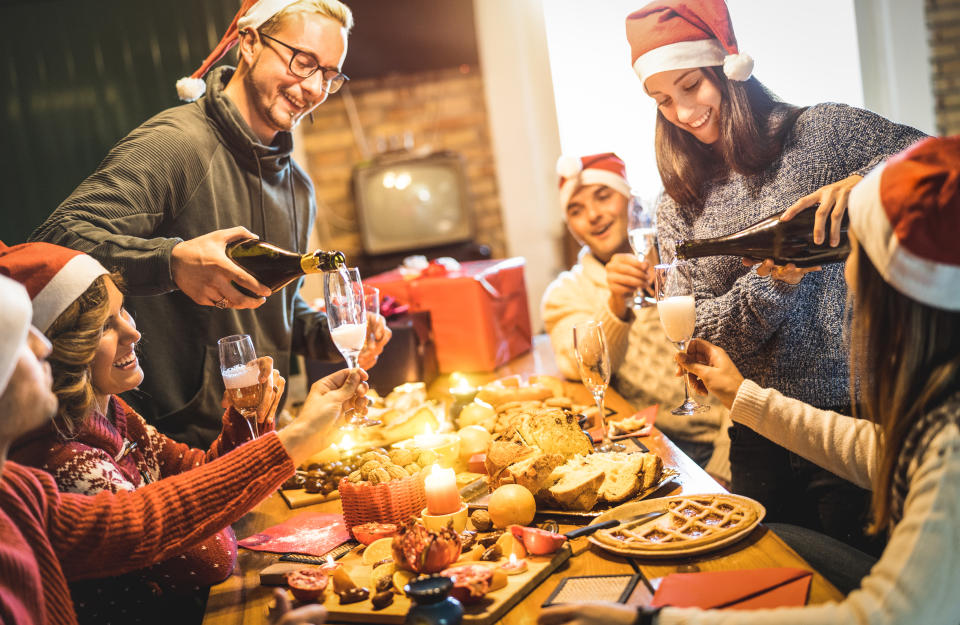 Los encuentros numerosos de personas en lugares cerrados son uno de los mayores factores de riesgo para la propagación del coronavirus. Entonces, cómo lo haremos estas Navidades? Foto: Getty Images. 