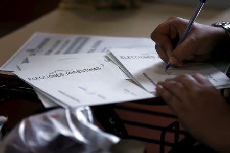 An election officer signs a vote at a polling station during the presidential election at Buenos Aires, Argentina, November 22, 2015. REUTERS/Ivan Alvarado