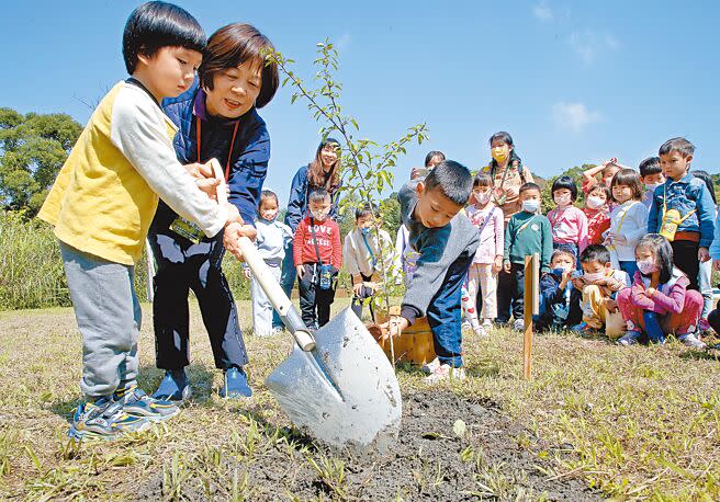 一群小朋友12日在政大參加植樹活動。對男童虐死案，總統府發言人林聿禪表示，蔡英文總統已要求中央和地方要確保所有嬰幼兒安全。（趙雙傑攝）