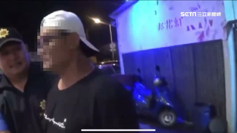 該名鴨舌帽反戴男子行跡鬼祟想溜出KTV，卻遭警方攔查。