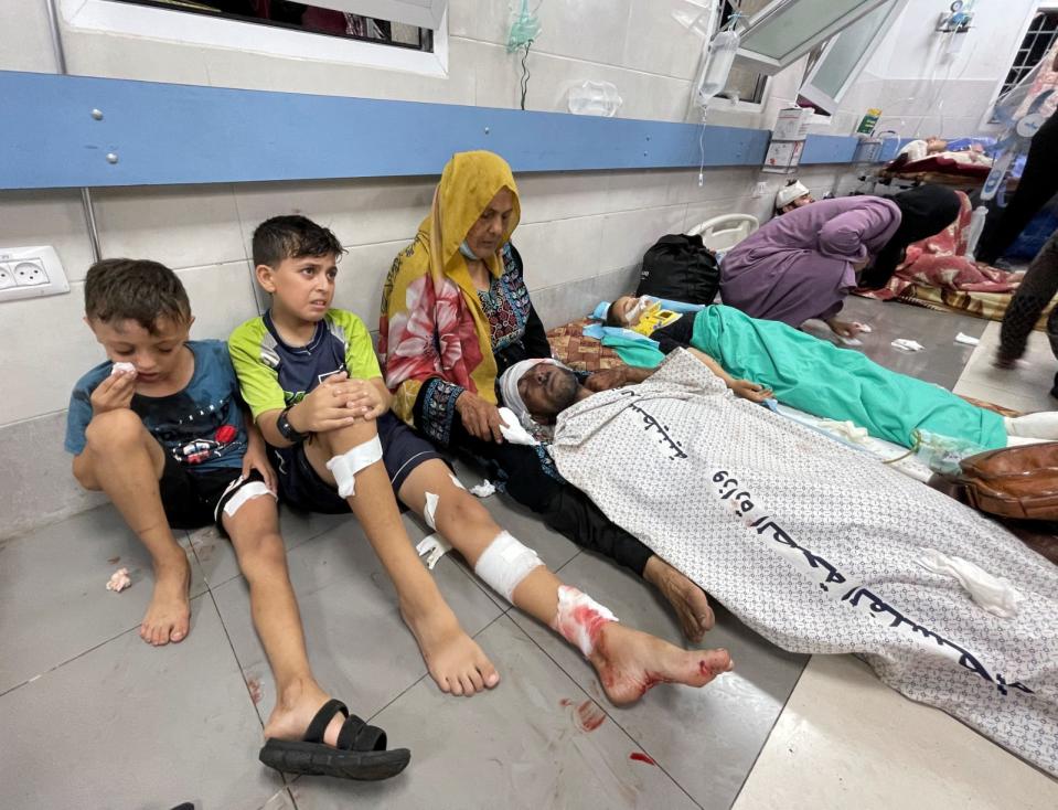 加薩一輛救護車11月3日被以軍砲火擊中，受傷的巴勒斯坦兒童坐在醫院地上等待診療。路透社