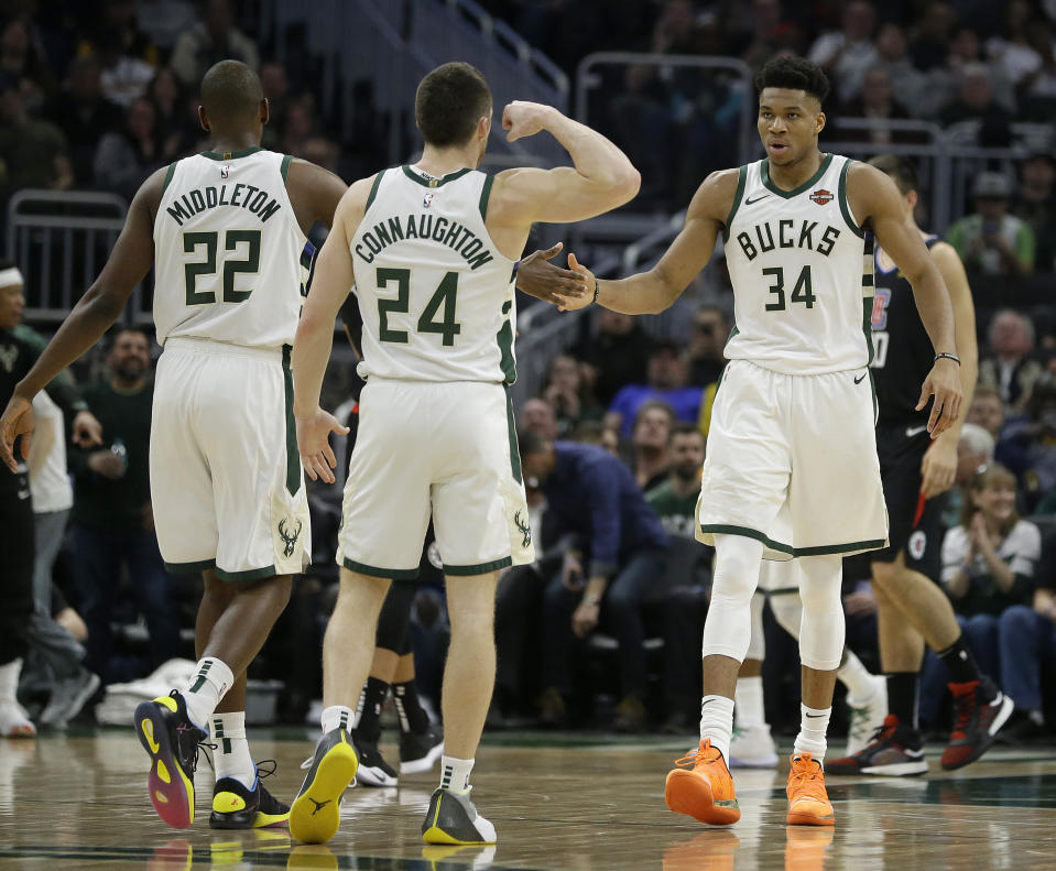 Giannis Antetokounmpo想要封神，需要更多傑出隊友的穩定表現。(AP Photo/Aaron Gash)