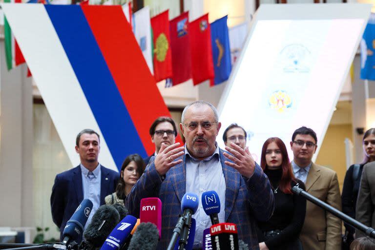 Boris Nadezhdin, candidato presidencial del Partido Iniciativa Cívica, habla con los medios de comunicación mientras presenta las firmas recogidas en apoyo de su candidatura en la Comisión Electoral Central en Moscú el 31 de enero (Vera Savina / AFP)