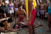 Salvavidas atienden a Belen Godinez de "Agua Dulce" luego de ser salvado de ahogarse en la playa. (AP Photo/Rodrigo Abd)