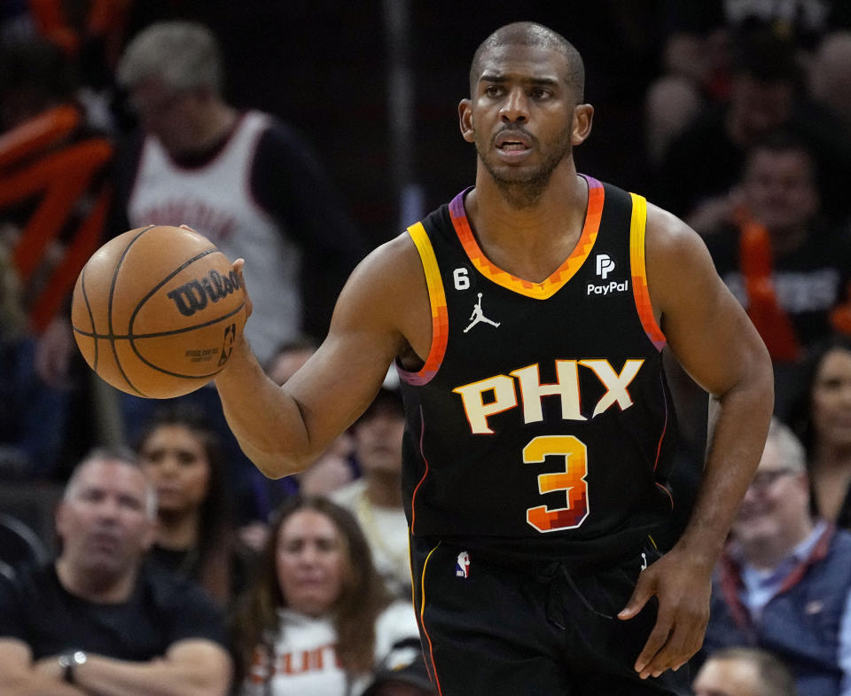 ARCHIVO- Chris Paul, de los Suns de Phoenix, lleva el balón en contra de los Clippers de Los Ángeles, durante la segunda mitad del Juego 5 de la serie de playoffs de la NBA, el 25 de abril de 2023, en Phoenix. Los primeros cinco meses de Mat Ishbia como nuevo dueño de los Suns han producido un torbellino de cambios. Ishbia supervisó el domingo 18 de junio de 2023 el marco de un intercambio que mandará a Paul, a Landry Shamet y otras compensaciones a los Wizards de Washington a cambio de Bradley Beal. (AP Foto/Matt York, Archivo)