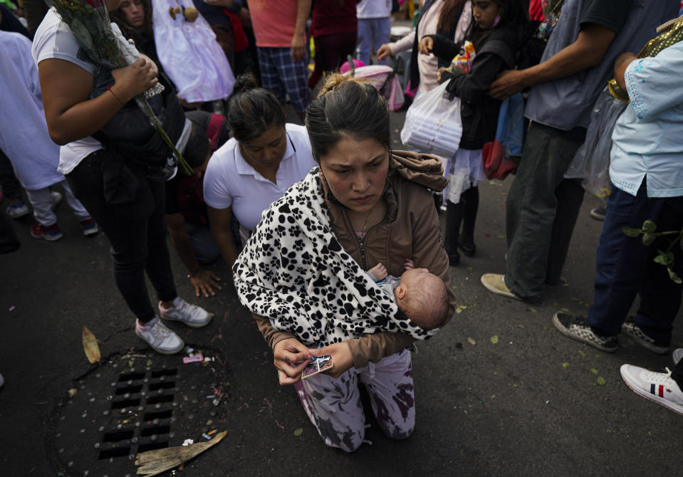 Devotas avanzan con dificultad sobre sus rodillas rumbo a altar de "La Santa Muerte", en el barrio de Tepito de la Ciudad de México, el martes 1 de noviembre de 2022. La Santa Muerte es una imagen de culto y un santo popular, una personificación de la muerte, asociada con la curación, la protección y la entrega segura al más allá por parte de sus devotos. (AP Foto/Fernando Llano)