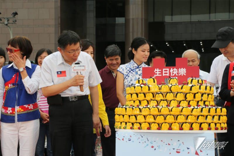 104年台北市國慶升旗暨多元文化活動，市長柯文哲看著蛋糕小蜜蜂毛巾（陳明仁攝）