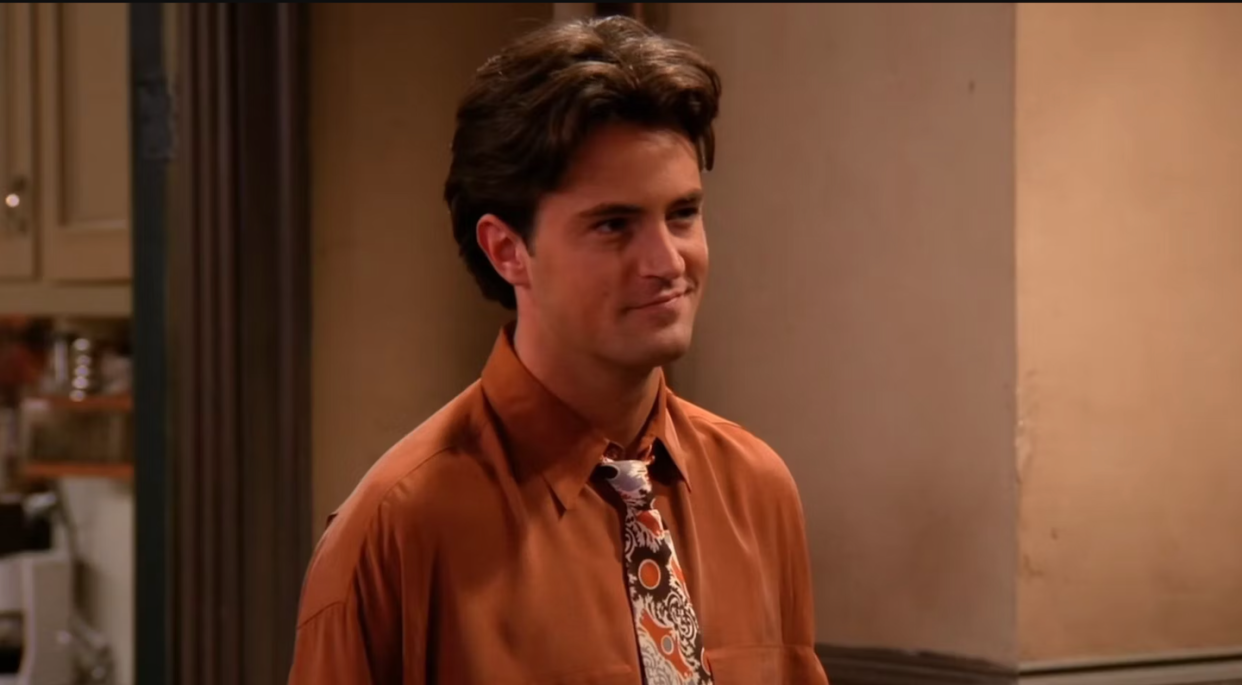 Matthew Perry interpretando a Chandler Bing en una escena de 'Friends'.