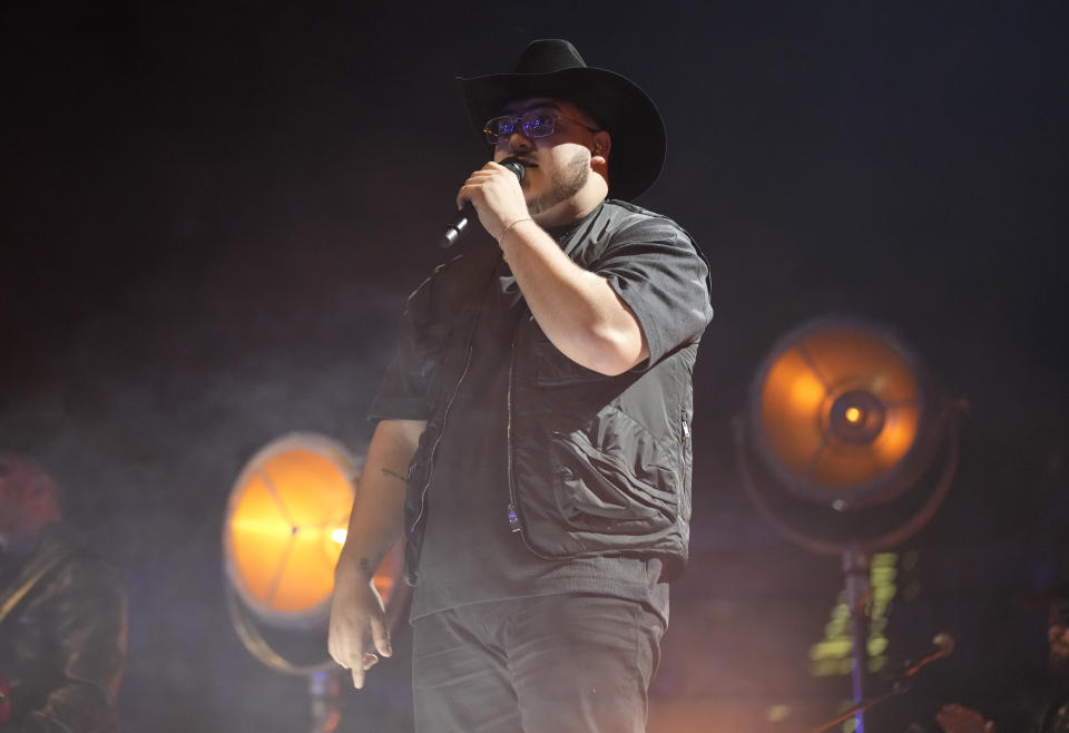 Adelaido Solís "Payo" de Grupo Frontera durante su presentación en los Latin American Music Awards el 20 de abril de 2023 en la arena MGM Grand Garden en Las Vegas. (Foto AP/John Locher)