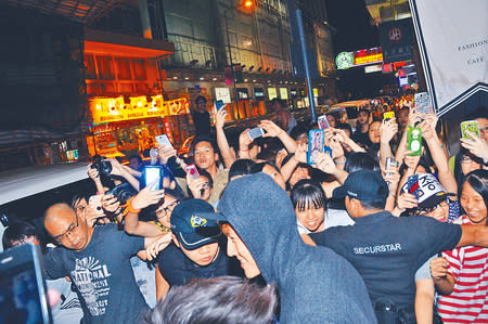 簽名會逾千粉絲逼爆商場 RM 4子Mark哥上身扮中槍