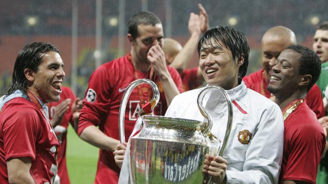 Park Ji-sung mampu mempersembahkan gelar-gelar bergengsi bagi MU di antaranya, 4 trofi Liga Inggris, 1 trofi Liga Champions dan 3 trofi Piala Liga. Pada awal musim 2012/2013 ia hijrah ke QPR dan pensiun di sana pada 2014 setelah sempat dipinjamkan ke PSV Eindhoven pada musim 2013/2014. (AFP/Paul Ellis)