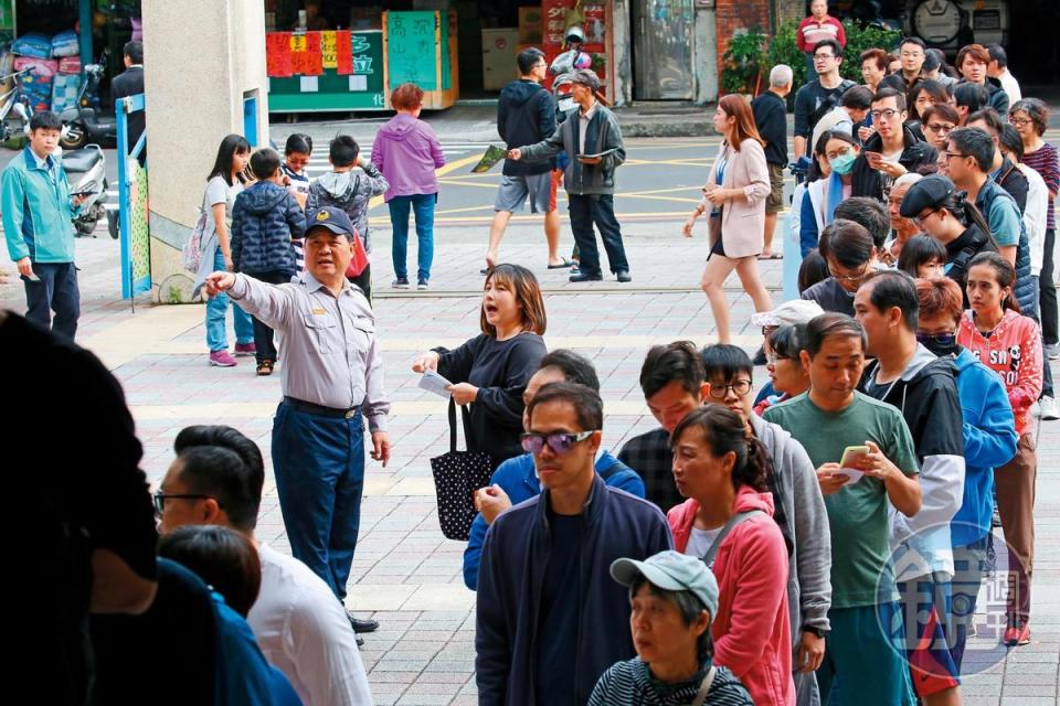 九合一選舉綁公投，投票大排長龍，民怨四起，中選會成為眾矢之的。