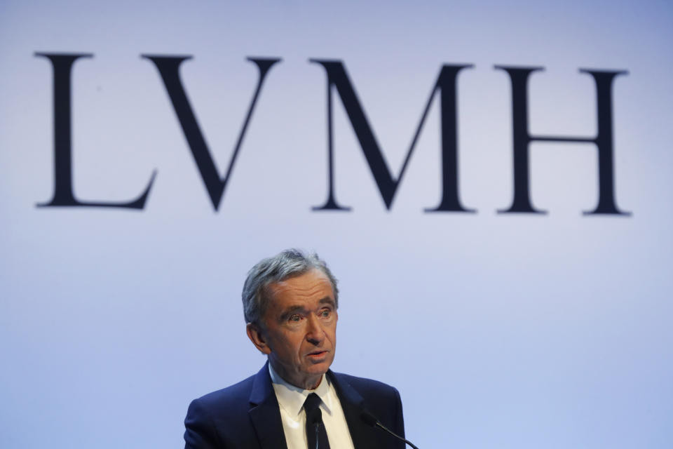 ARCHIVO - El director ejecutivo de LVMH, Bernard Arnault, presenta los resultados del grupo en 2019 durante una conferencia de prensa el 28 de enero de 2020 en París. Un importante papel de patrocinio destinado a pulir la imagen de los Juegos Olímpicos de verano de París 2024 y de la capital francesa, es un nuevo capítulo en la especialidad de LVMH de vender exclusividad a gran escala bajo su presidente y director ejecutivo, Arnault. (Foto AP/Thibault Camus, File)