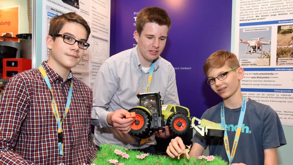 Florian Kämpchen, Gustav Becker und Patrick Dormanns (v.l.) präsentieren ihre Entwicklung, die Rehkitze vor dem qualvollen Mähtod durch Mähdrescher bewahren soll. Foto: Claus Völker