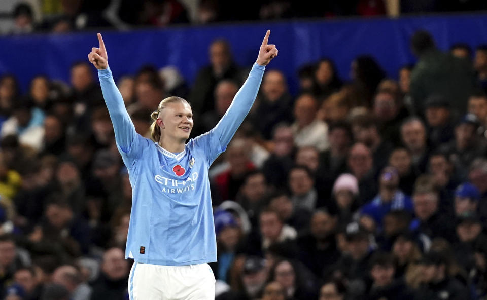 Erling Haaland del Manchester City celebra tras anotar el primero gol de su equipo en el encuentro ante el Chelsea en la Liga Premier en Stamford Bridge en Londres el domingo 12 de noviembre del 2023. (John Walton/PA via AP)