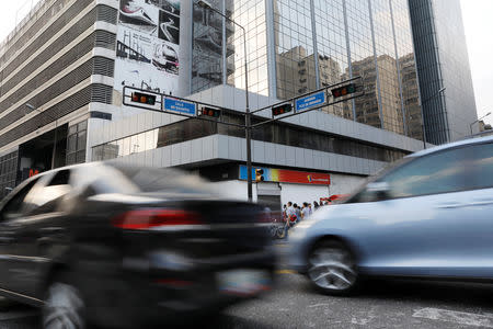 Traffic lights that are not working are seen along a street during a blackout in Caracas, Venezuela March 7, 2019. REUTERS/ Carlos Jasso