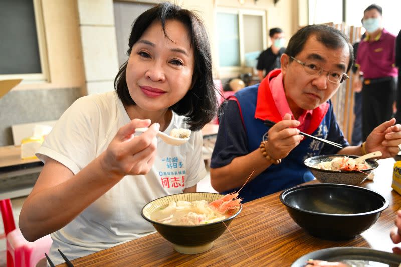 ▲柯志恩近期常以吃播拉近與選民的距離。（圖／柯志恩競選總部提供）