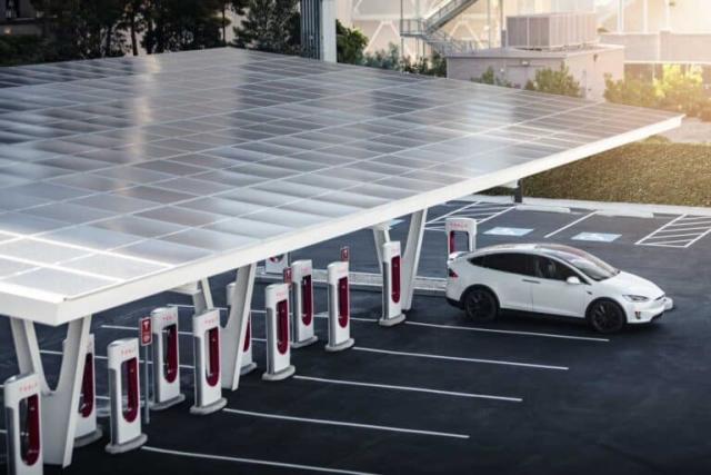 Tesla accélère et ouvre ses bornes aux États-Unis