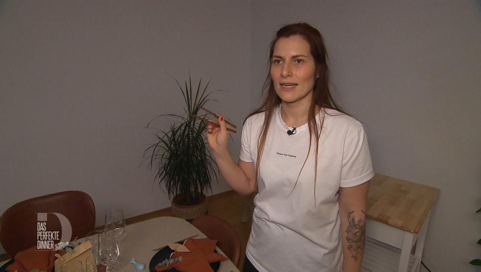 Nebenbei erstellt Sabrina (35) ein Tutorial zum richtigen Umgang mit Essstäbchen. (Bild: RTL)