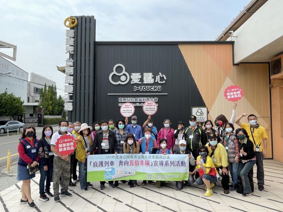 市府勞工局協助身心障礙者就業，推出庇護工場宣導列車活動，鼓勵踴躍採購庇護工場商品。（勞工局提供）