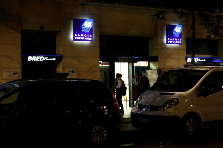 Des policiers devant une agence bancaire de la Bred où un homme a retenu en otages sept personnes, le 6 août 2020 au Havre - Sameer Al-DOUMY © 2019 AFP