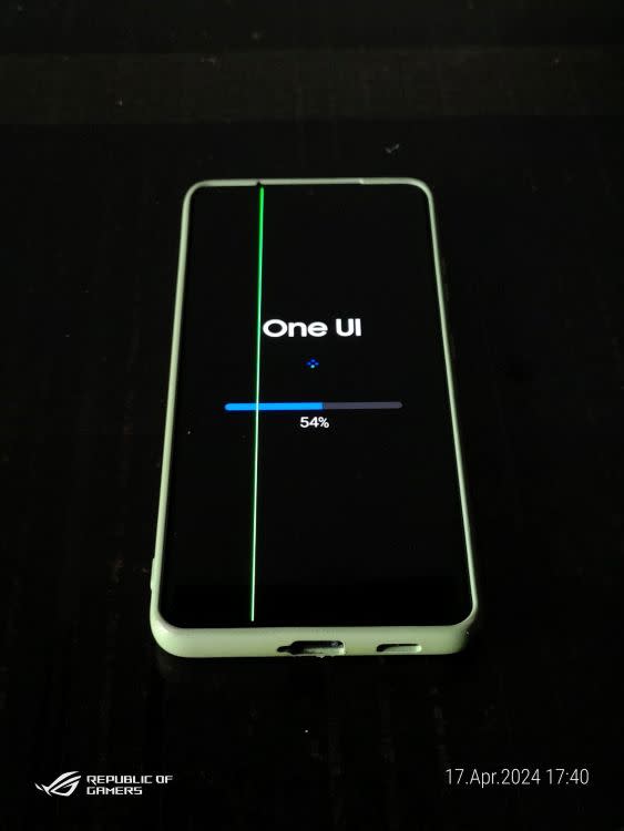 Galaxy S21 Ultra green line on screen