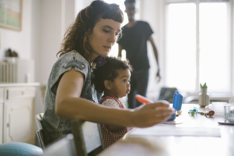 Une maman s'est tournée vers Internet pour expliquer ce qu’elle entend par « poids invisible de la maternité » [Photo: Getty]