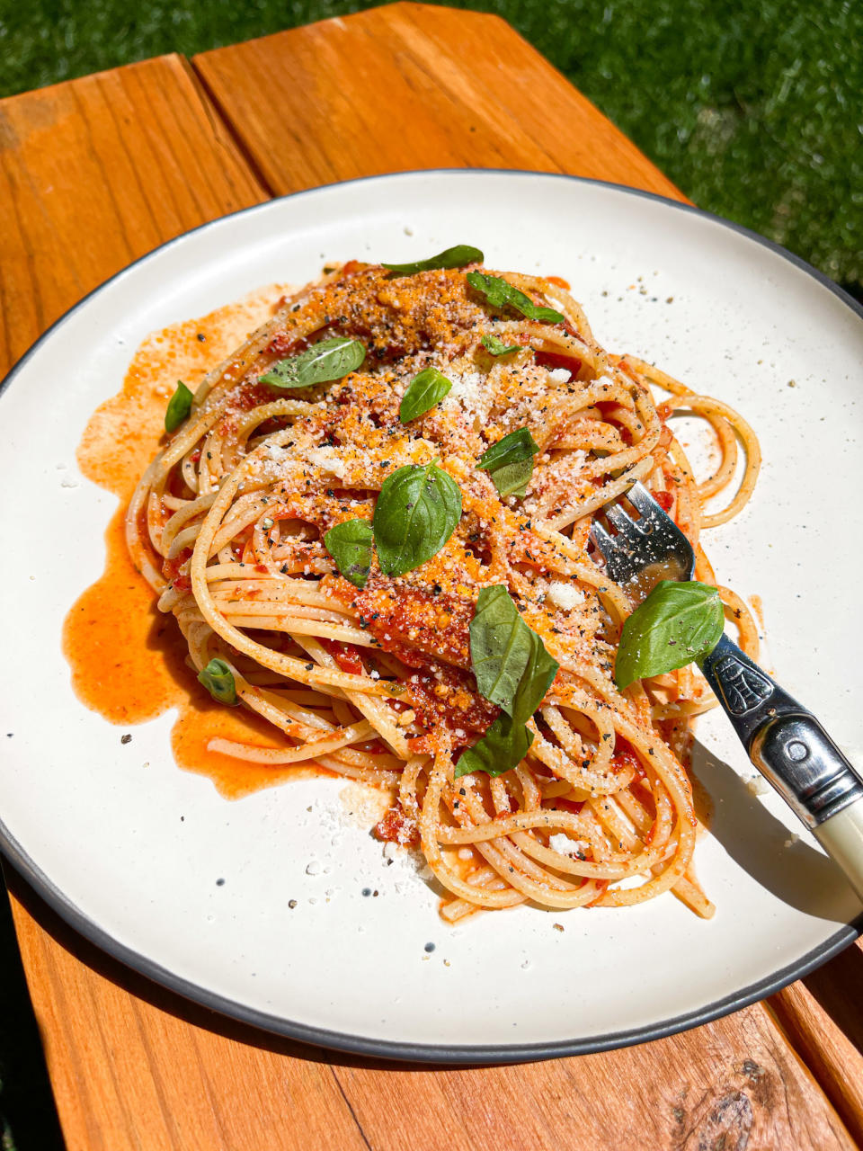 A plate of pasta in tomato sauce.