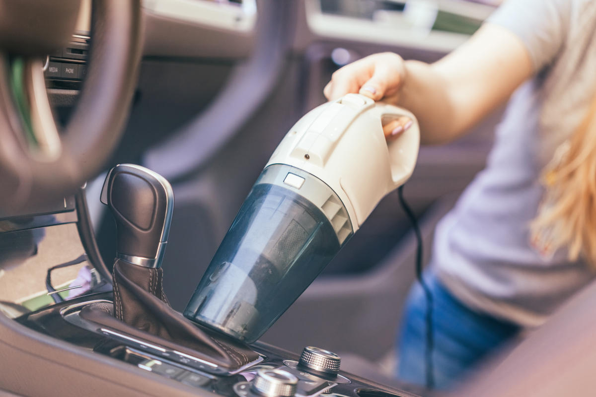 Cómo limpiar el coche por dentro con una de las aspiradoras de mano sin  cables más compactas
