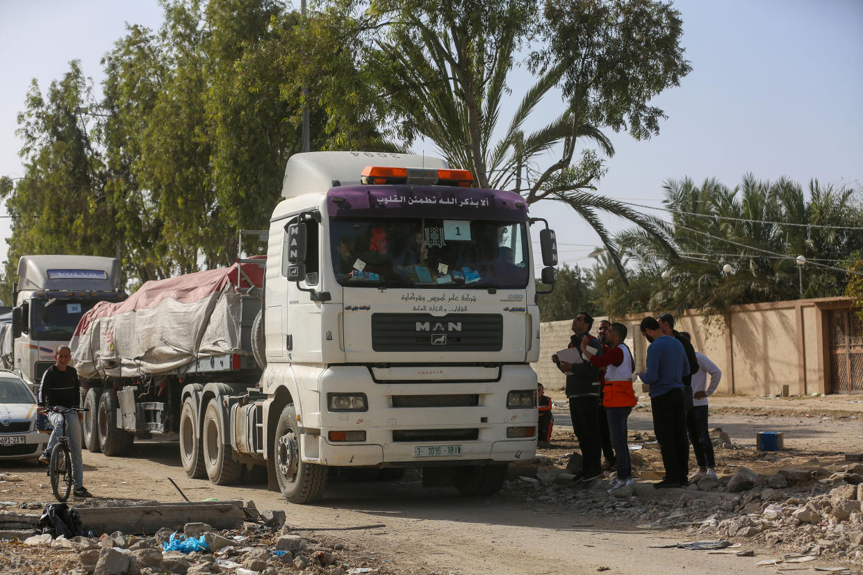 Camiones de ayuda humanitaria y ambulancias entrando en el norte de Gaza a través de un puesto de control israelí en noviembre. (Samar Abu Elouf/The New York Times)