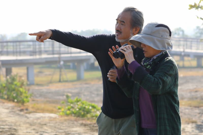 ▲導演梁皆得（左）耗時30年打造動人新作《守護黑面琵鷺》。（圖／采昌提供）