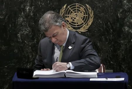 Colombian President Juan Manuel Santos signs the Paris Agreement on climate change at the United Nations Headquarters in Manhattan, New York, U.S., April 22, 2016. REUTERS/Mike Segar