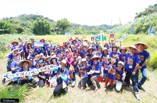 全球人壽長期透過「認養、體驗、義賣」三步驟，包括認養「我的一畝田、我的一畝茶」，號召同仁響應結合內外勤之志工活動陪伴，增加弱勢孩童社會參與。（全球人壽提供）