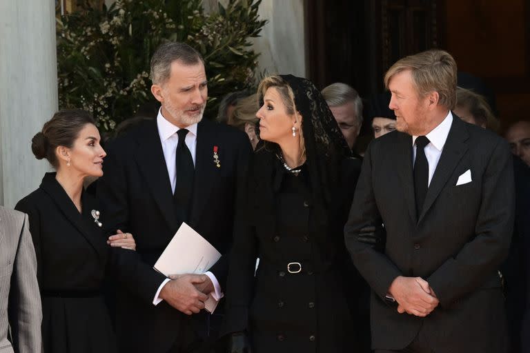 La reina Letizia, el rey Felipe de España, la reina Máxima de Holanda y el rey Guillermo Alejandro salen tras el funeral del ex rey de Grecia Constantino II en la catedral metropolitana de Atenas, el 16 de enero de 2023.