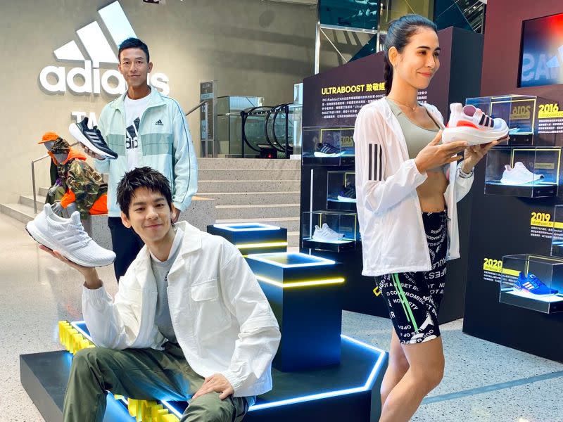 ▲adidas活動大使，左起：盧彥勳、林柏宏、雷理莎身著Ultraboost鞋款，現身《Ultraboost致敬經典 十周年特展》。（圖／記者蕭涵云攝）