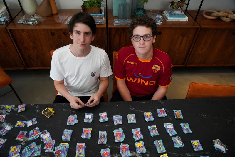 Adolescentes brasileños ponen la moda de los cromos del Mundial al alcance de los niños pobres en Sao Paulo