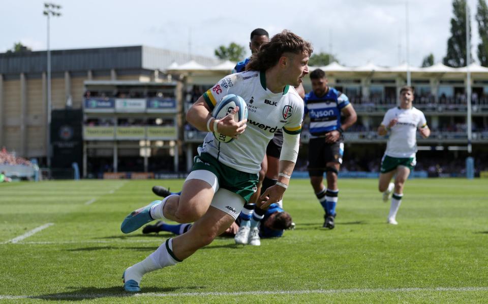 Kyle Rowe of London Irish scores their sides second try during the Gallagher Premiership Rugby match between Bath Rugby and London Irish - Ryan Hiscott/Getty Images