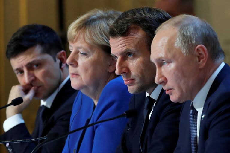 El presidente ucraniano, Volodimir Zelensky; la canciller alemana, Angela Merkel; el presidente francés, Emmanuel Macron, y el presidente ruso, Vladimir Putin, em una conferencia de prensa después de una cumbre sobre Ucrania en el Palacio del Elíseo, en París, el 9 de diciembre de 2019