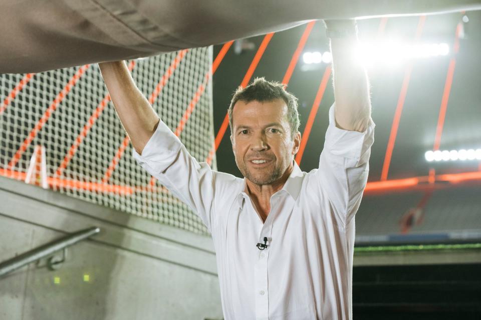 Lothar Matthäus begegnet einer "Hand Gottes": In der Sky-Serie "Farid - Magic unplugged" zeigt sich der Ex-Nationalspieler überrascht vom titelgebenden Magier, der in Sekundenschnelle einen Zauberwürfel löst. (Bild: Sky/Silviu Guiman)