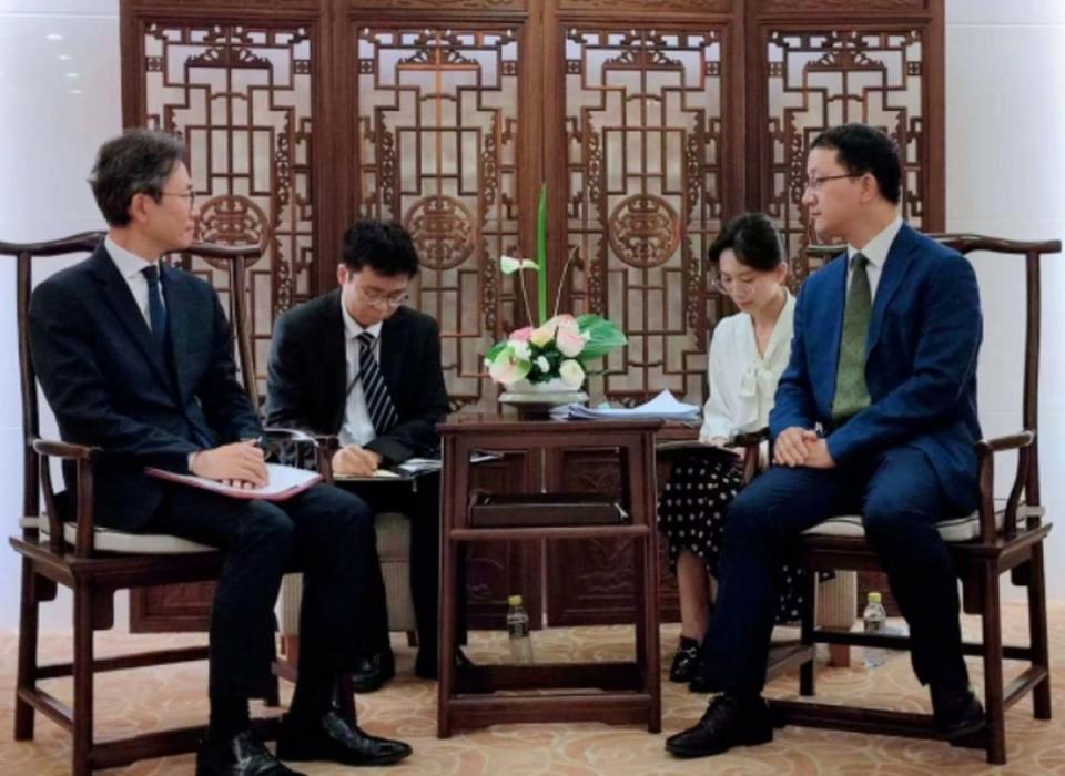 大陸外交部亞洲司司長劉勁松（圖右），約見南韓駐大陸大使姜相旭（圖左），抗議美韓聯合聲明提及台海問題。