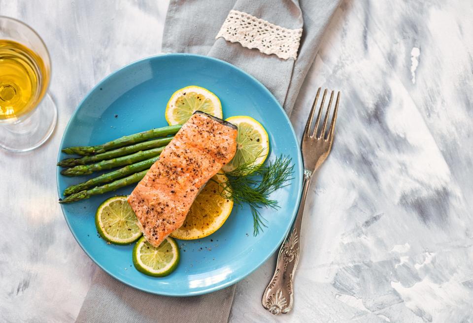 Baked salmon and asparagus with lemon