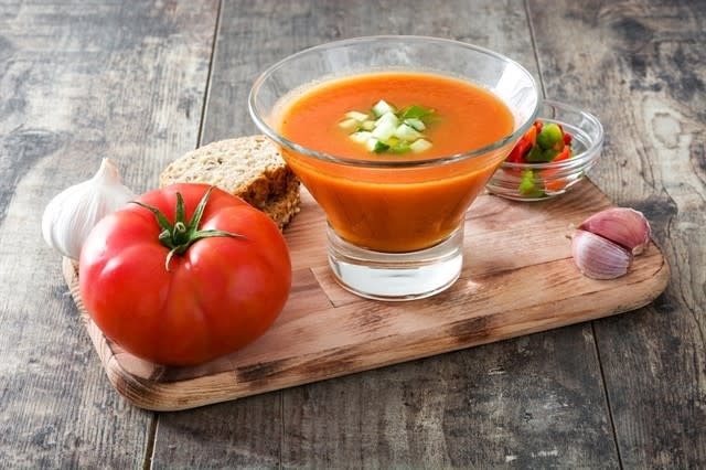 El gazpacho, las ensaladillas, las frituras de pescado y los pescados rebozados, las carnes a la brasa y los helados nos harán ganar kilos este verano. (Foto: Getty) 