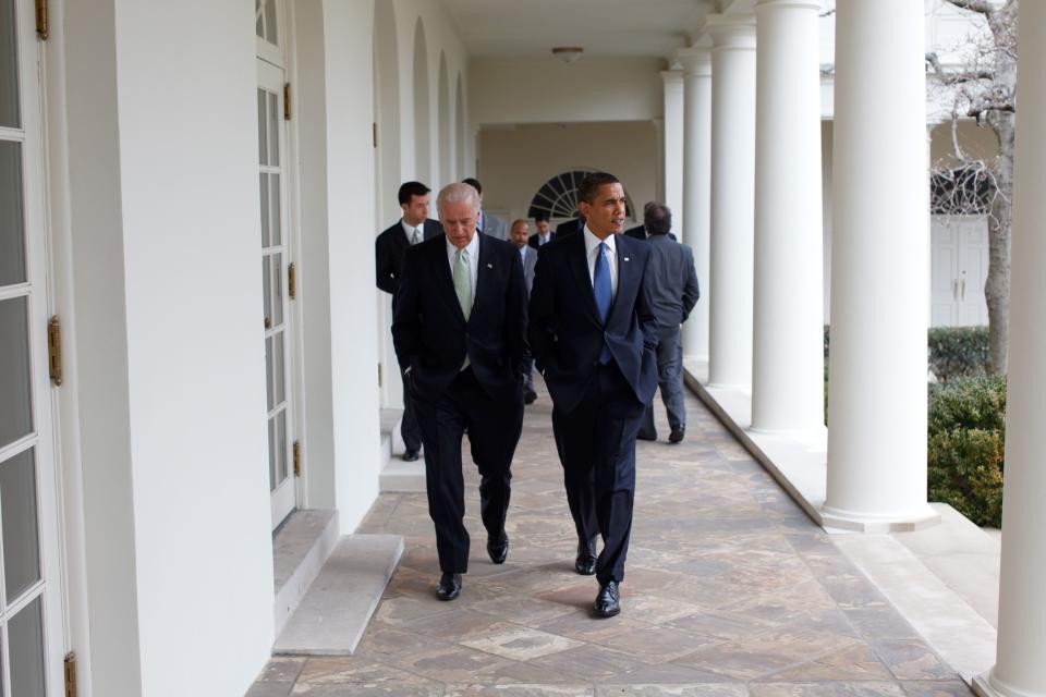 Archivo:Barack Obama Walking With Joe Biden.jpg - Wikipedia, la  enciclopedia libre