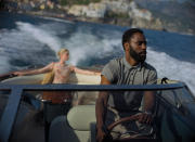 Elizabeth Debicki, izquierda, y John David Washington en una escena de "Tenet", en una imagen proporcionada por Warner Bros. Entertainment. (Melinda Sue Gordon/Warner Bros. Entertainment vía AP)