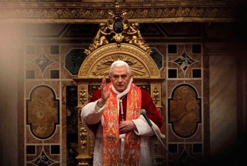 El papado de Benedicto se vio empañado por el escándalo antes de dimitir por problemas de salud (AP 2010)