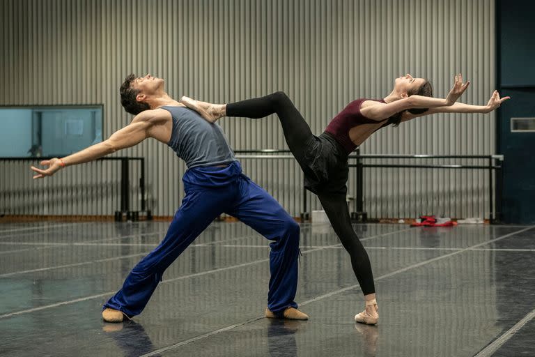 Bolle, escultural, con la joven y grácil Khoreva, pasan un dúo en la sala 9 de Julio; para ambos, es la primera vez en el Teatro Colón